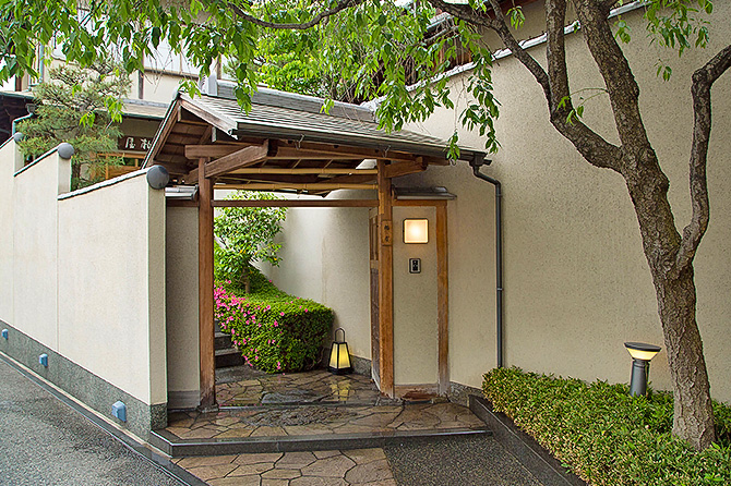 ゆったりした屋敷は数寄屋研究の第一人者、中村利則の作。中村氏は現在、京都造形芸術大学の教授を務める。