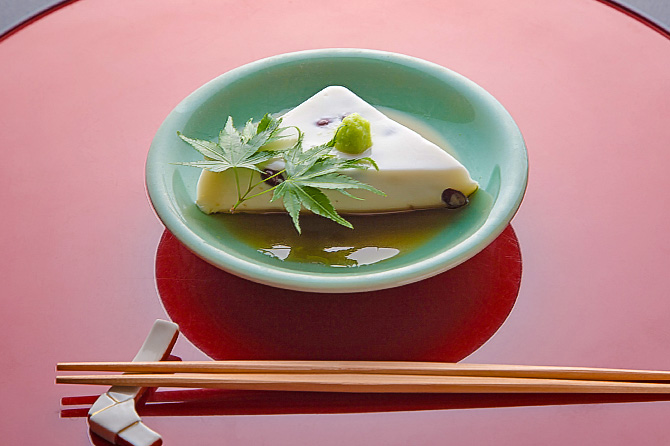 先付けの水無月豆腐。澄んだ胡麻の香りと、出汁とともに。三角形は、厄除けの意味を込めて