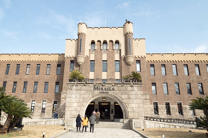 ロマネスク様式の重厚な建物のミライザ大阪城