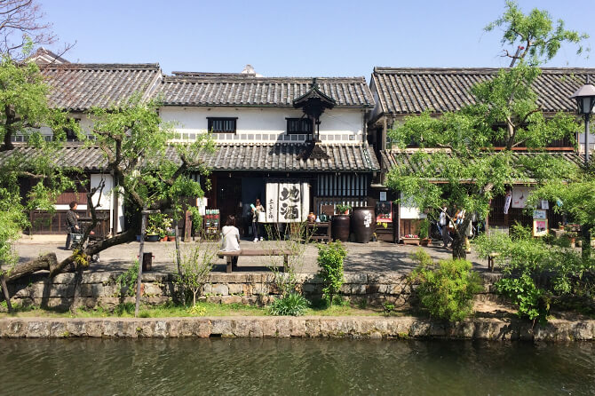 倉敷民藝館前から見た倉敷川東岸。江戸時代には蔵が並び、水路を中心に米が運ばれた