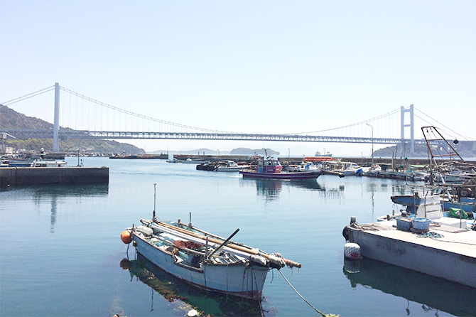 瀬戸大橋開通から30年。下津井漁港ののんびりとした昼頃の風景は当時と変わらない
