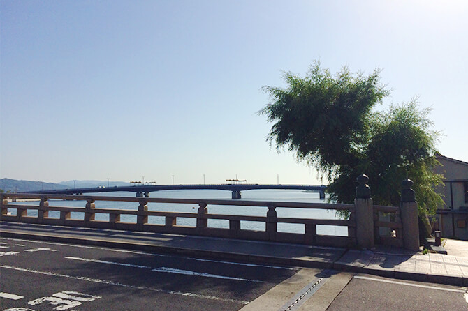 JR松江駅から北西へ徒歩15分ほど。この橋を渡ると「あぁ松江に来たなぁ」となる