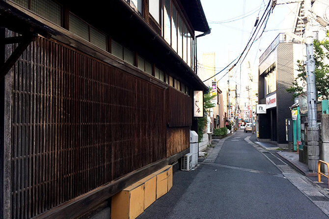 周辺は、風情のある日本家屋が残っていたりする