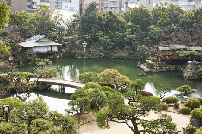 四季ごとに色を変え移ろう日本庭園。これからの季節はぼたん。春のつつじ、秋の紅葉も見逃せない