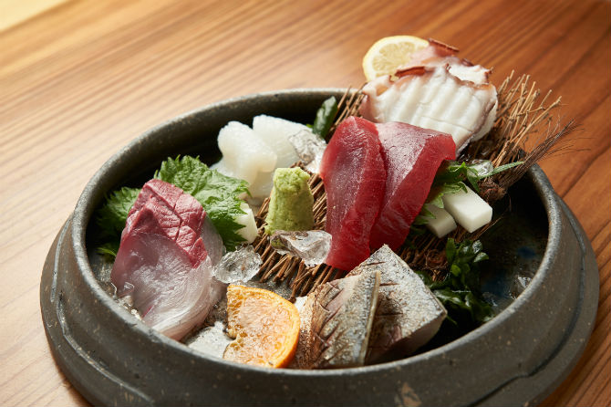 マグロの漁獲量日本一を誇る那智勝浦町のマグロをはじめ、和歌山でとれた魚介が中心。造り盛り合わせ1,580円