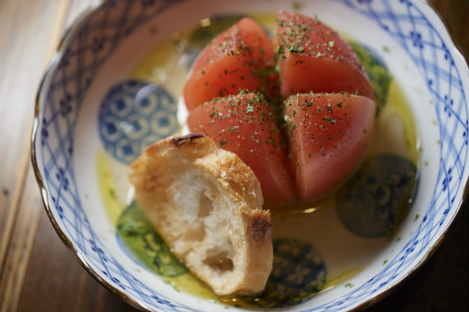 変わり種の一品、トマトのおでんは480円。おでんだしだけでなく、オリーブオイルとオレガノをかけ、パンを添えて、洋風な仕上がりに