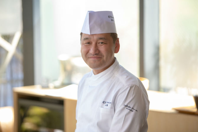 店を率いる料理長・畑地久満さんは、45歳。平成29年度の卓越した技能者「現代の名工」に表彰された人物
