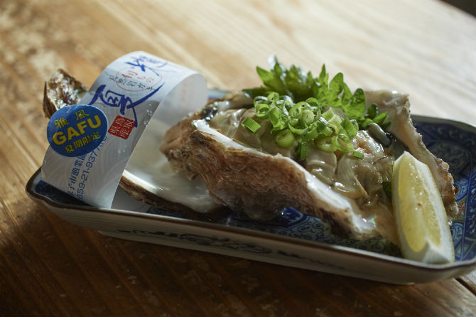 おそらく7月いっぱいまでしか食べられない岩牡蠣は「夏輝（なつき）」と呼ばれる、最上級のブランド牡蠣。そのなかでも特に身のしっかり入った雅風は単なるミルキーな牡蠣という域を超えた凝縮感のある味わい。この日は1個1,600円