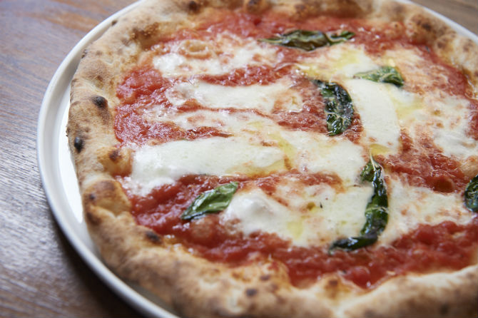 お店のピッツァのクオリティを測る指標ともいうべきマルゲリータは1,230円（ランチ時はサラダ、ドリンク付き）。生地の美味しさが際立つ