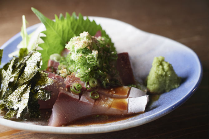本日の博多風刺身は780円～。地元に水揚げされた魚を福岡では有名な胡麻サバのスタイルで。この日はヒラマサだが、アジやブリなどのときも