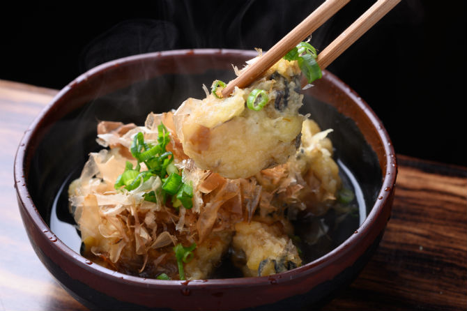 牡蠣の揚げ出し天ぷらは550円。しっかりとした味付けのだしで意外な美味しさ