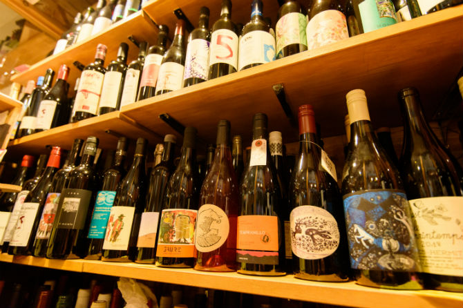 お店に入ってすぐにあるワインセラー。イタリアを中心にフランスや日本など世界中からセレクト